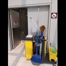 Wenn schon ein Flügel der Fluchttür blockiert ist, stellt man wenigstens sicher, dass der andere Flügel der Feuerschutztür offen ist